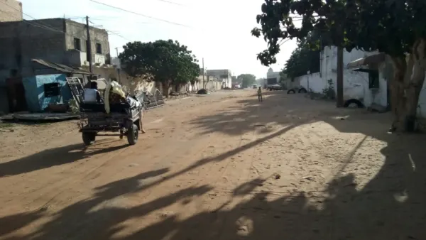 Une rue du quartier Nguinth à Thiès en 2016
