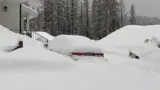 Voiture couverte de neige en hiver
