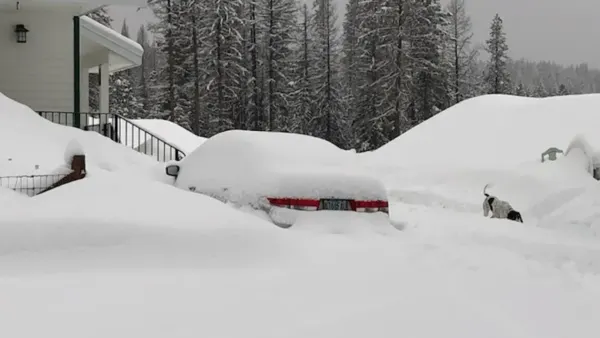 Voiture couverte de neige en hiver