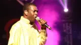 Youssou N’Dour chantant sur scène lors d’un concert en 2010